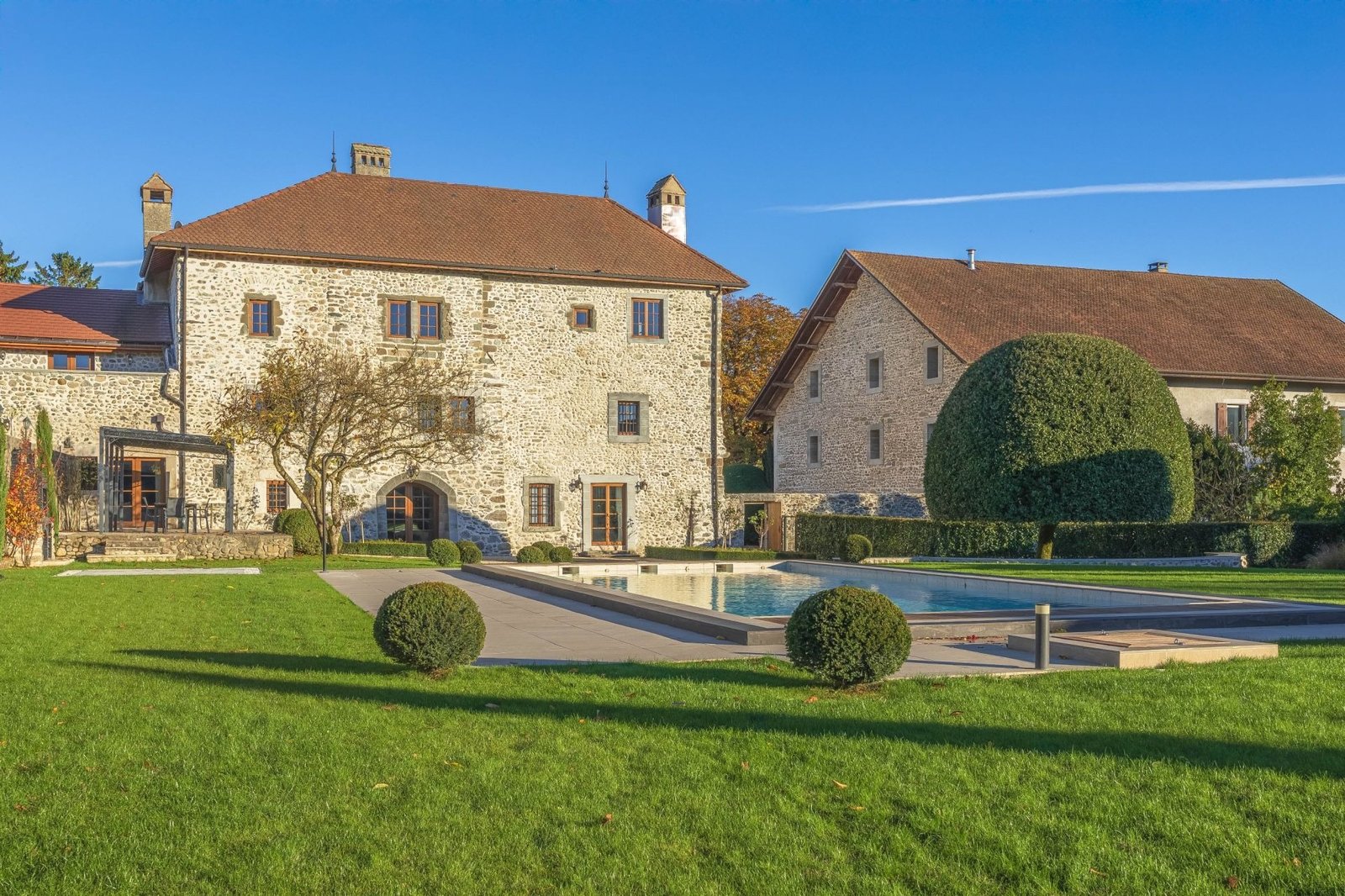 Parc à la française de 4 000 m² et piscine chauffée du Château de Crâche, Saint-Julien-en-Genevois